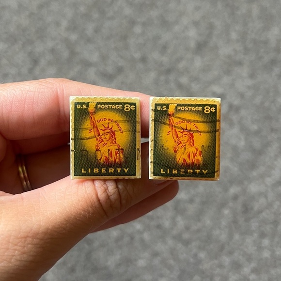 Vintage Statue of Liberty Stamp Cufflinks Gold Tone Metal US Postage 8 Cents - Picture 1 of 5